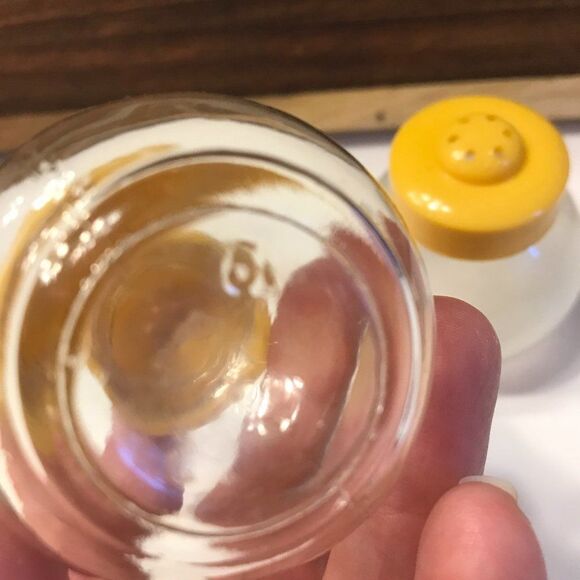 Small Clear‎ Glass Round Yellow Plastic Lidded Salt and Pepper Shakers - Picture 3 of 7